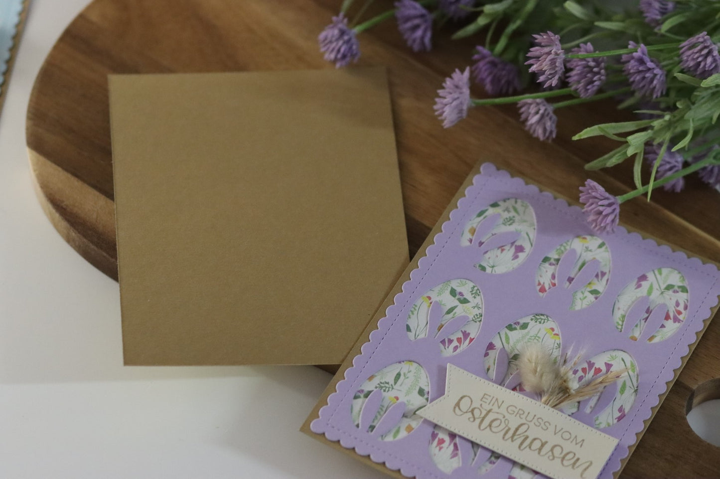 Handgemachte Osterkarte mit Trockenblumen