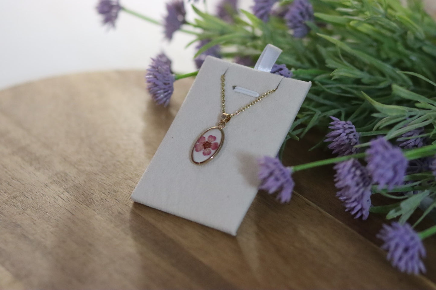 Goldene Kette mit rosa Blüte | ovale Fassung | handgemachter Modeschmuck