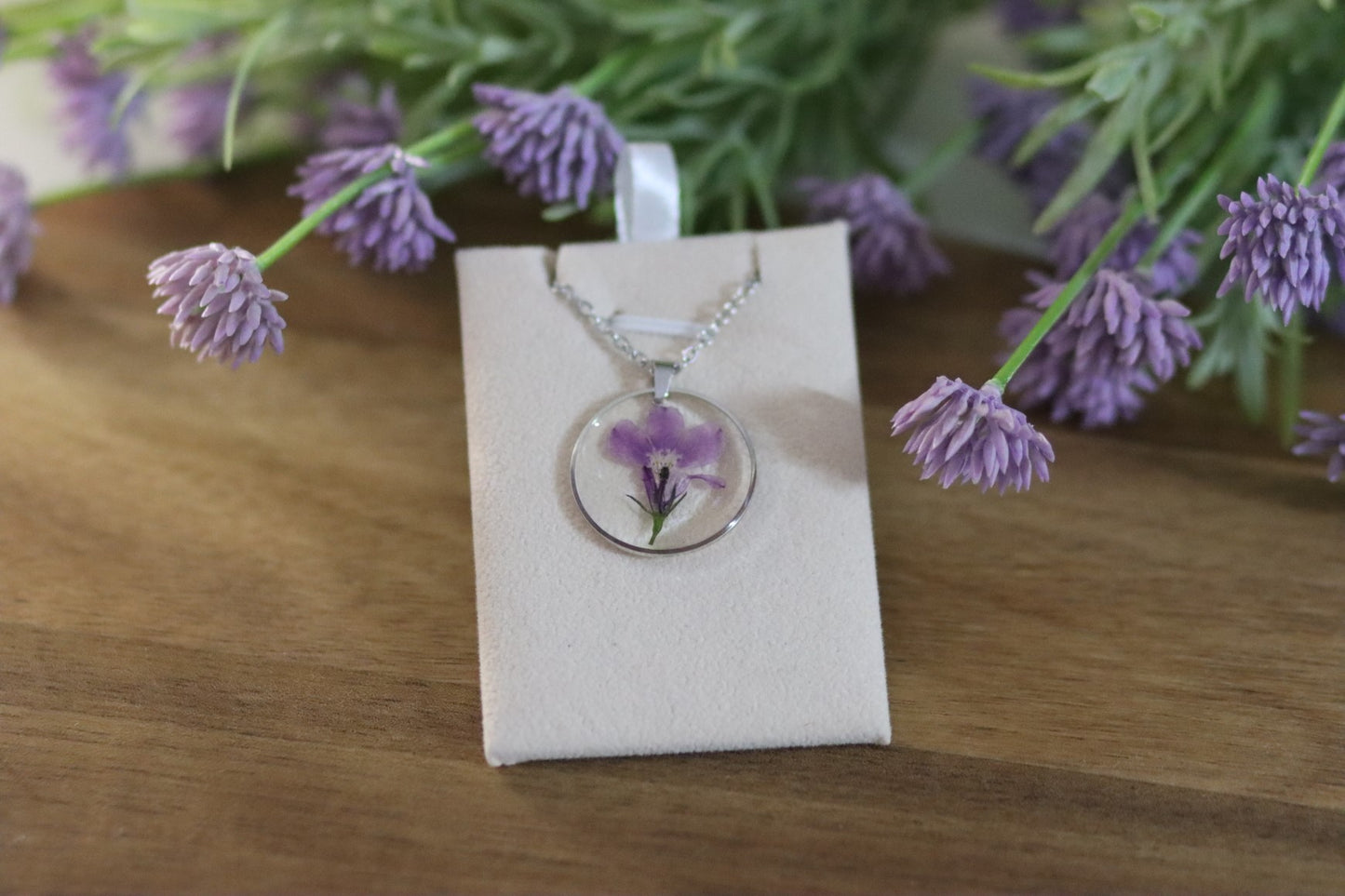 Kette mit echter Blüte | runder Anhänger | handgemacht