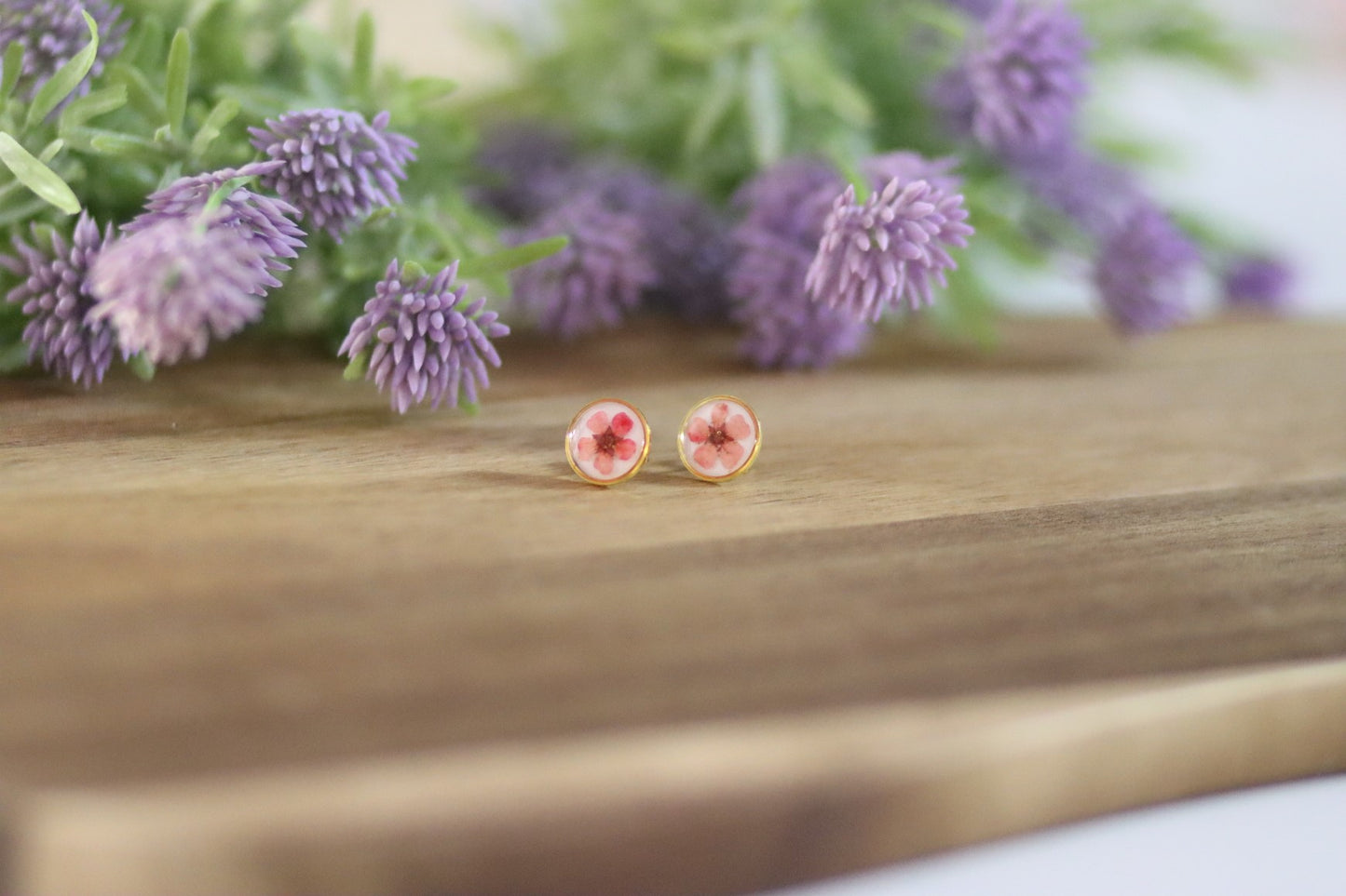 Ohrstecker mit rosa Blüte | weißer Hintergrund | goldfarbener Modeschmuck