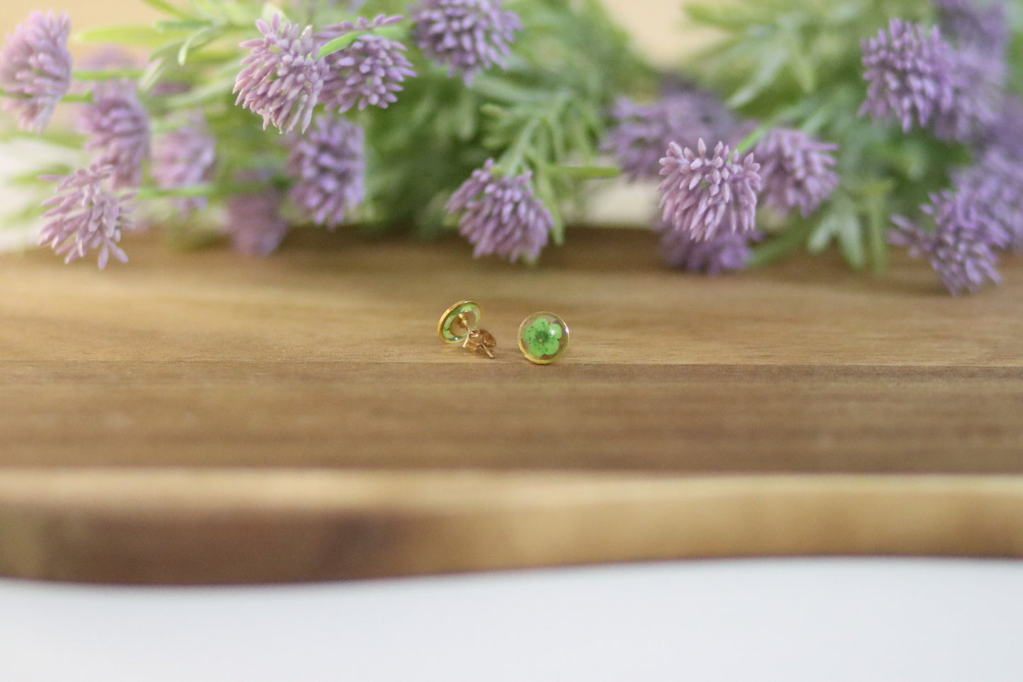 Ohrstecker mit grüner Blüte | transparent | goldfarbener Modeschmuck