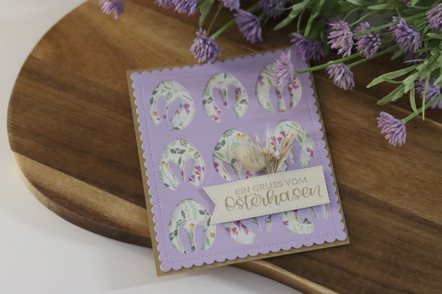Handgemachte Osterkarte mit Trockenblumen