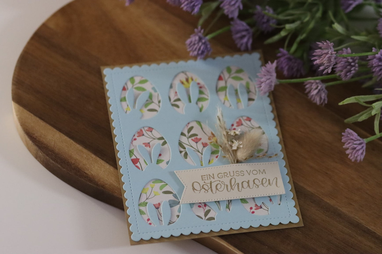 Handgemachte Osterkarte mit Trockenblumen
