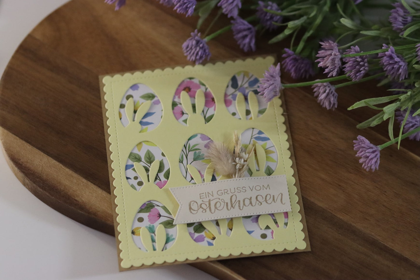 Handgemachte Osterkarte mit Trockenblumen