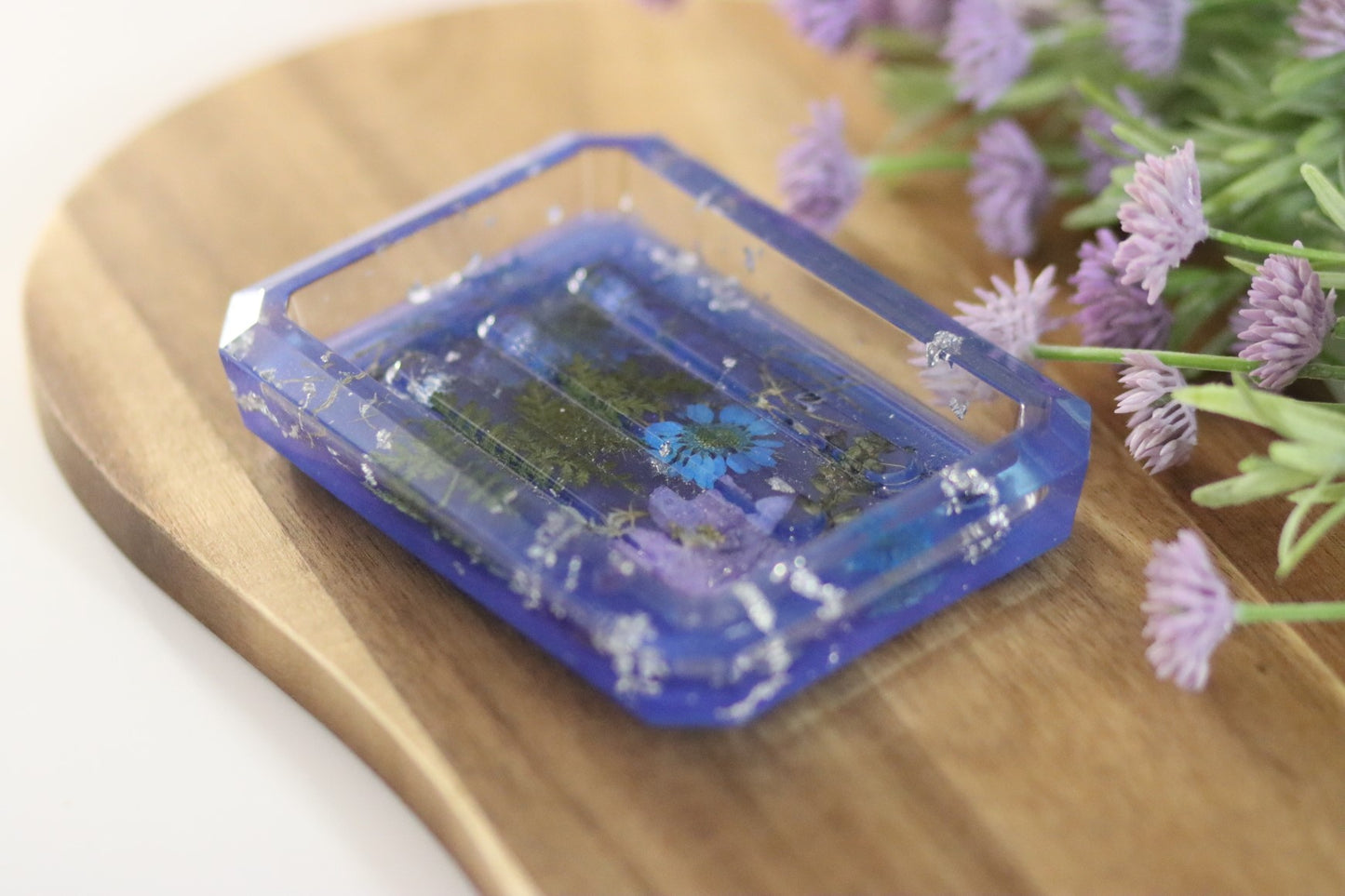 Seifenschale aus Epoxidharz mit echten Blüten