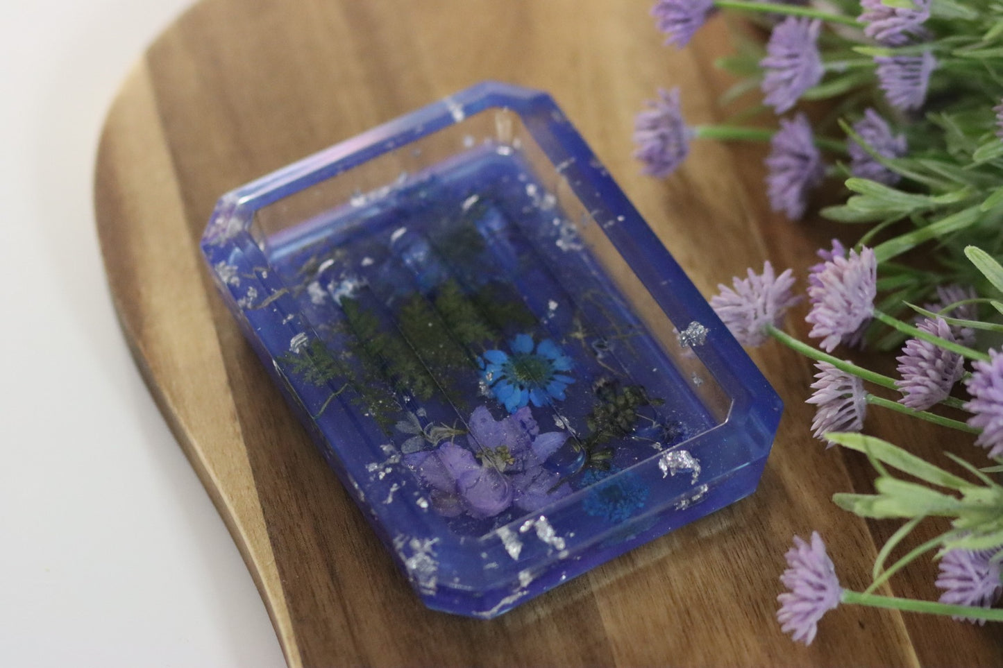 Seifenschale aus Epoxidharz mit echten Blüten