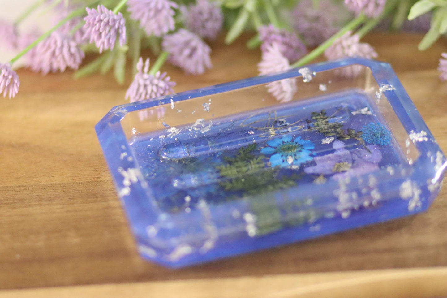 Seifenschale aus Epoxidharz mit echten Blüten