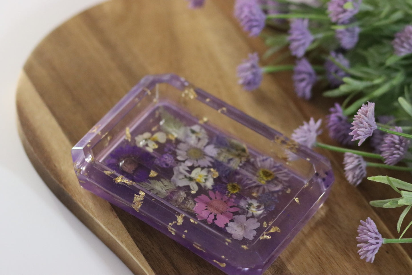 Seifenschale aus Epoxidharz mit echten Blüten