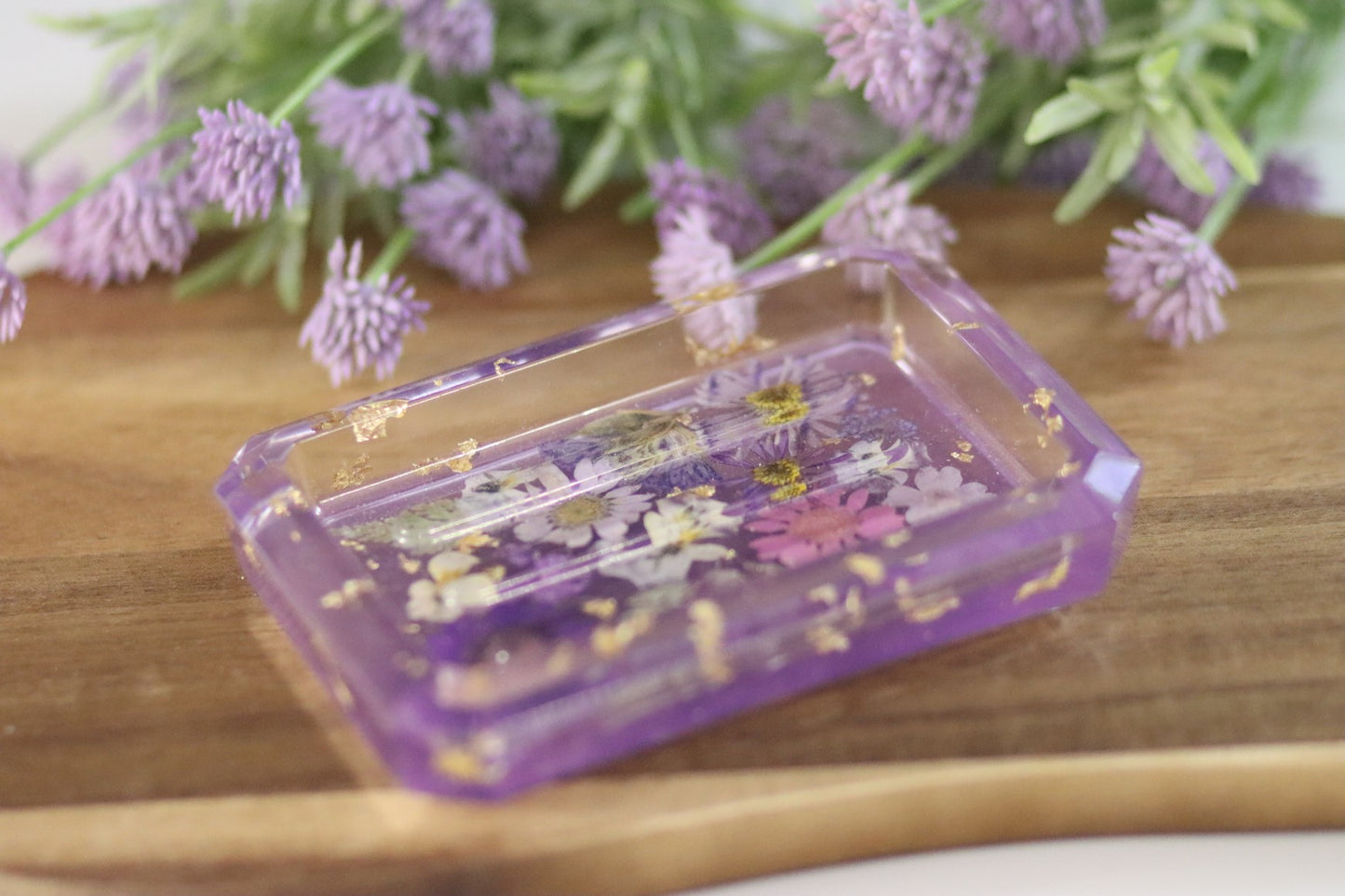 Seifenschale aus Epoxidharz mit echten Blüten