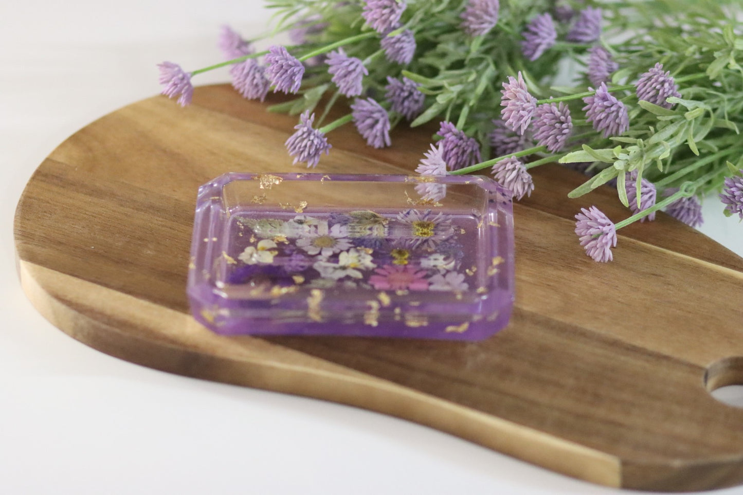 Seifenschale aus Epoxidharz mit echten Blüten