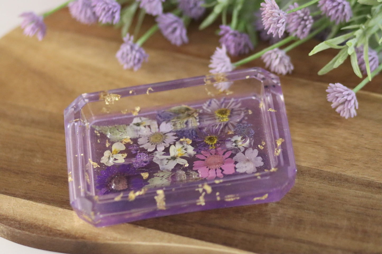 Seifenschale aus Epoxidharz mit echten Blüten