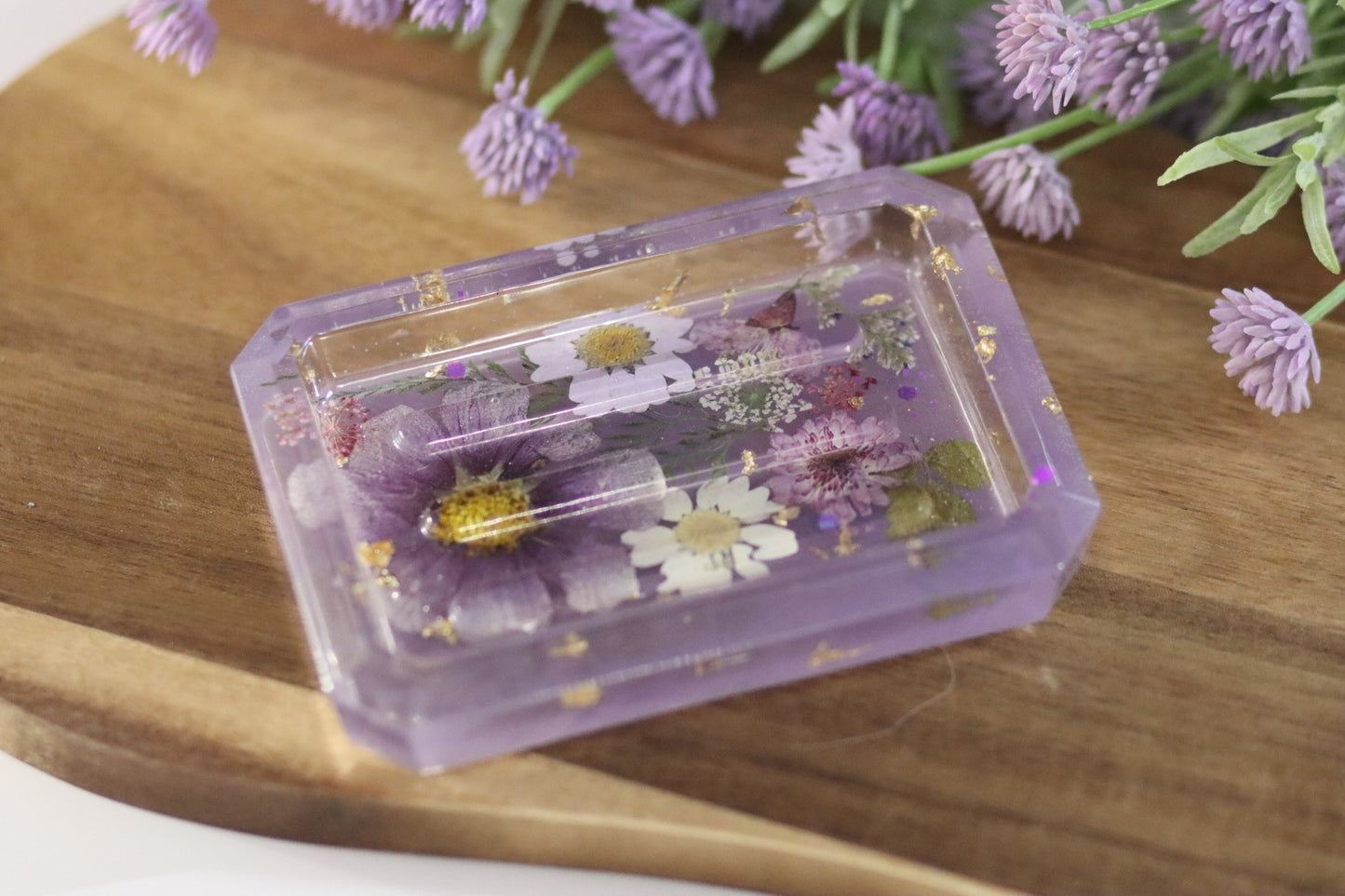 Seifenschale aus Epoxidharz mit echten Blüten