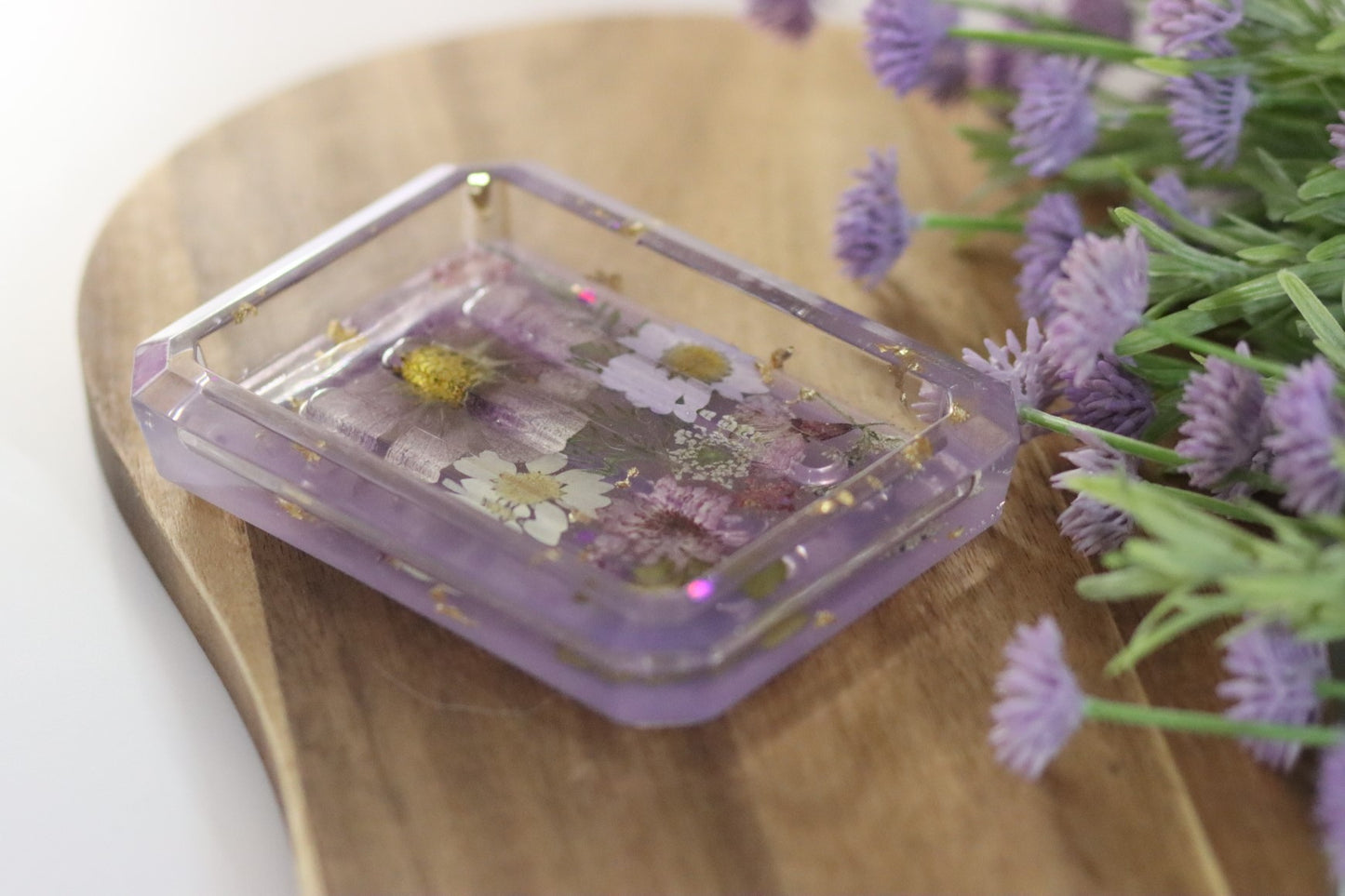 Seifenschale aus Epoxidharz mit echten Blüten