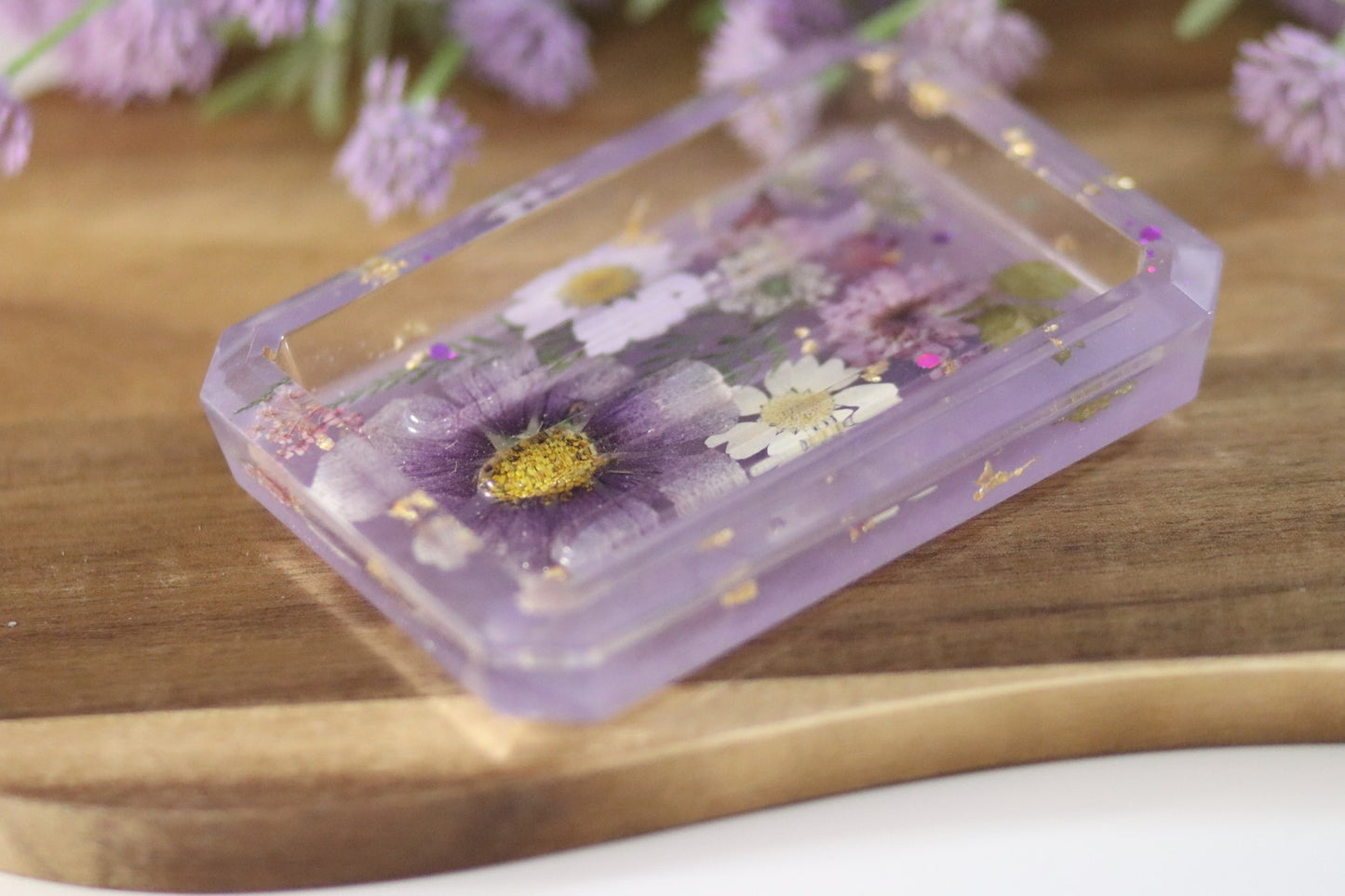 Seifenschale aus Epoxidharz mit echten Blüten