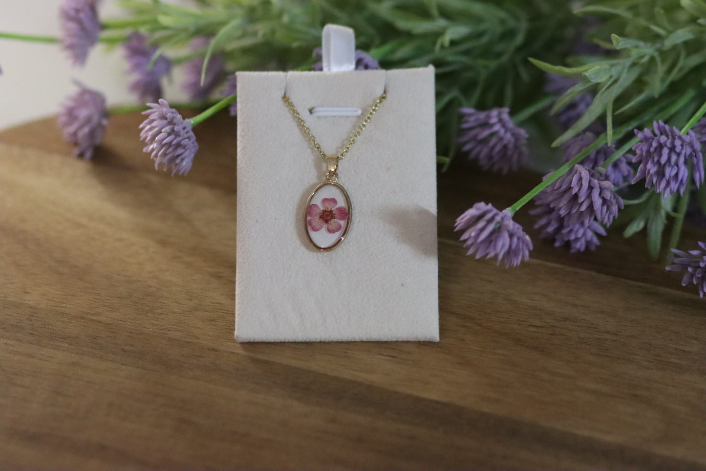 Goldene Kette mit rosa Blüte | ovale Fassung | handgemachter Modeschmuck
