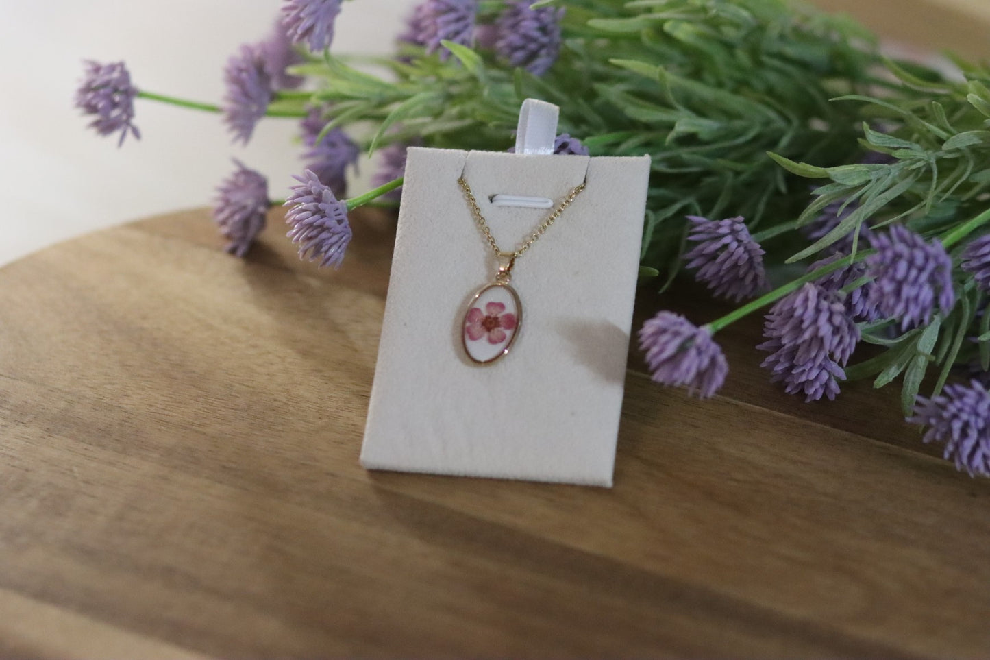 Goldene Kette mit rosa Blüte | ovale Fassung | handgemachter Modeschmuck