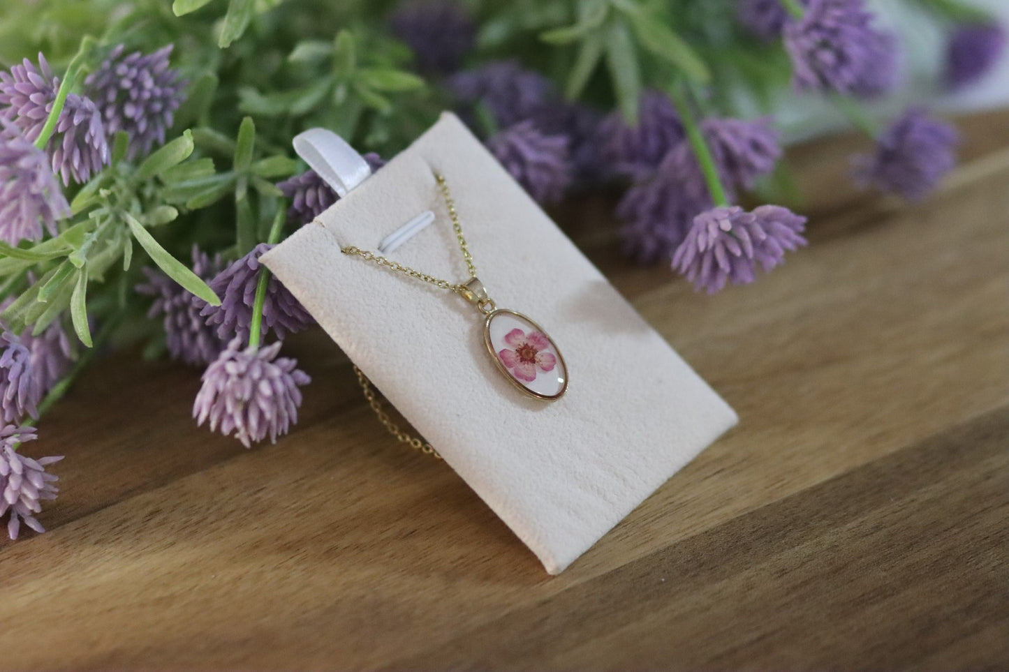 Goldene Kette mit rosa Blüte | ovale Fassung | handgemachter Modeschmuck