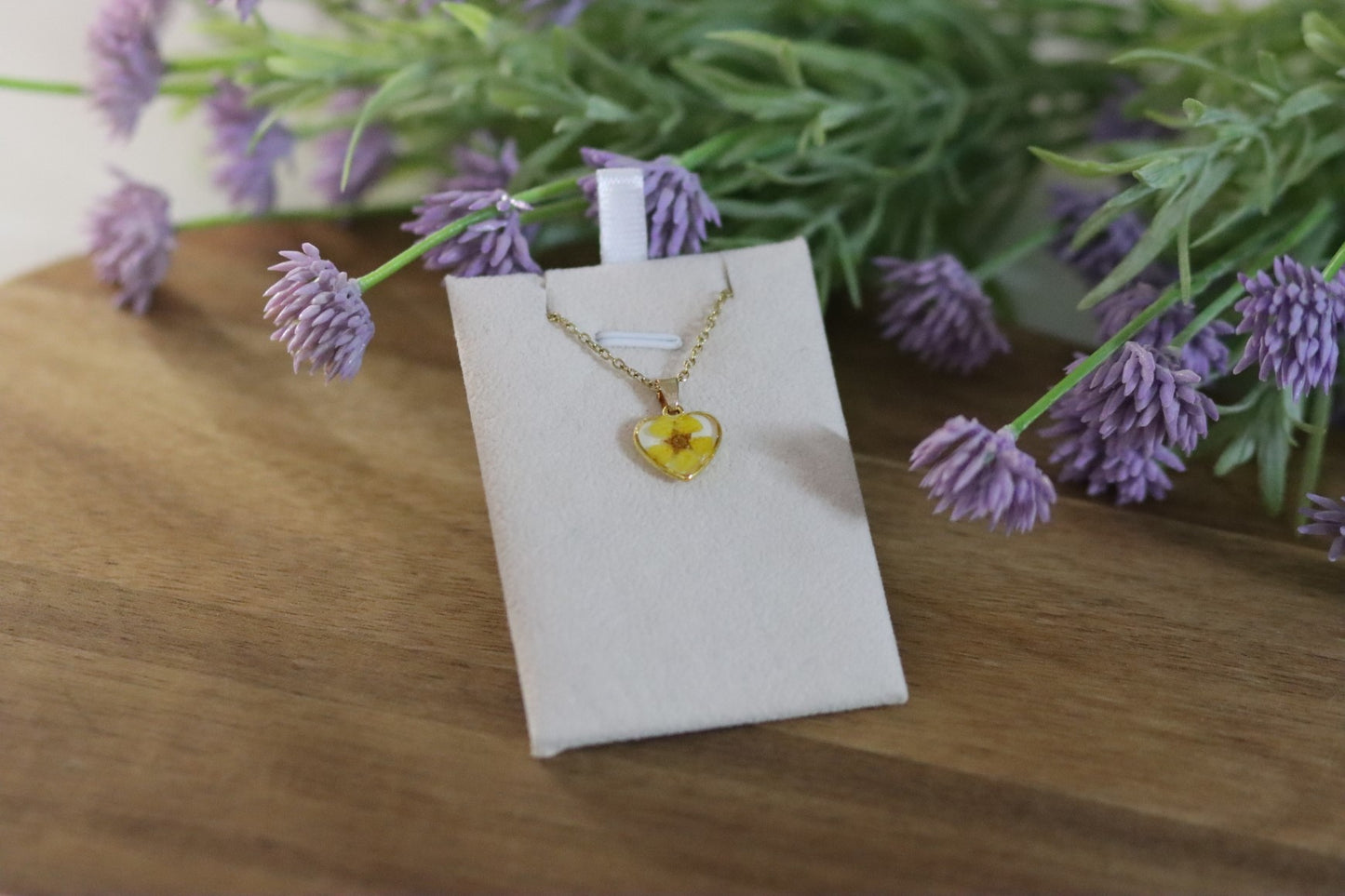Goldene Kette mit Herzanhänger und gelber Blüte | handgemacht