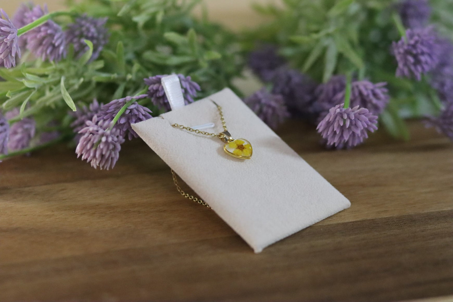Goldene Kette mit Herzanhänger und gelber Blüte | handgemacht