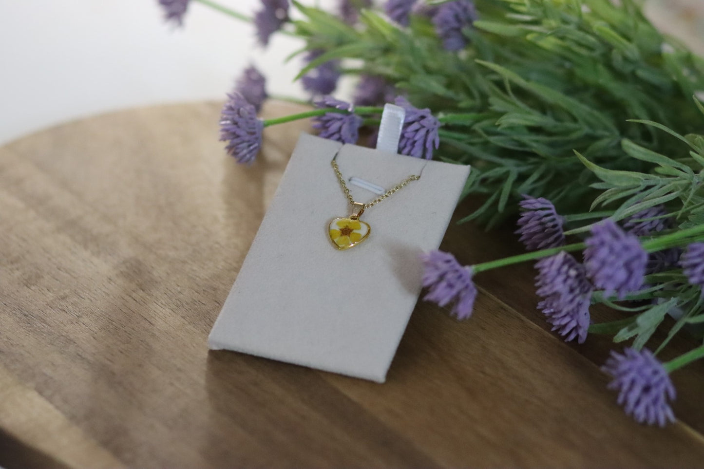 Goldene Kette mit Herzanhänger und gelber Blüte | handgemacht