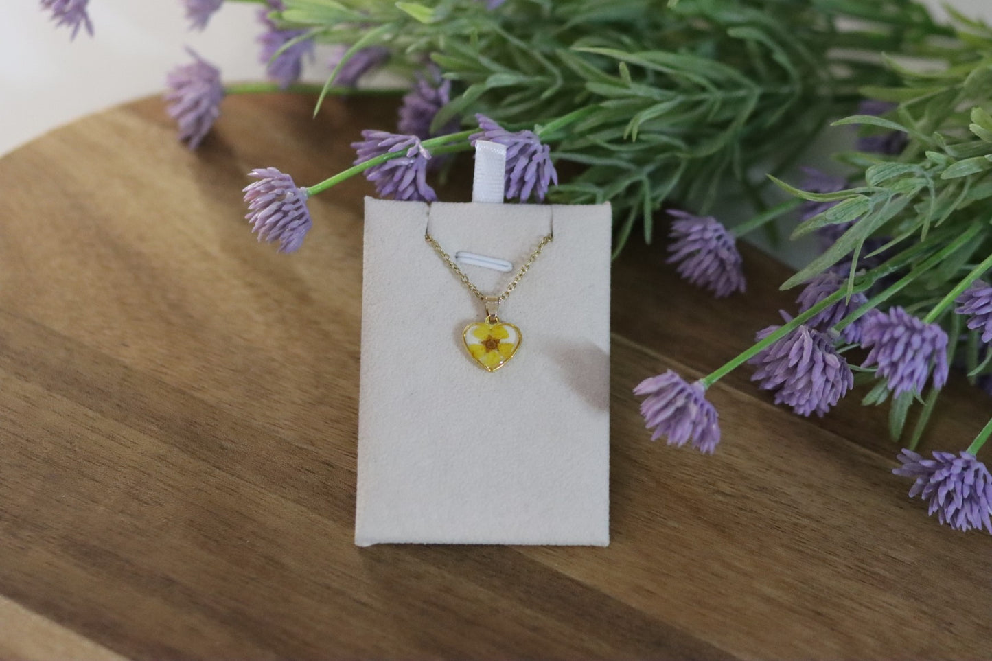 Goldene Kette mit Herzanhänger und gelber Blüte | handgemacht
