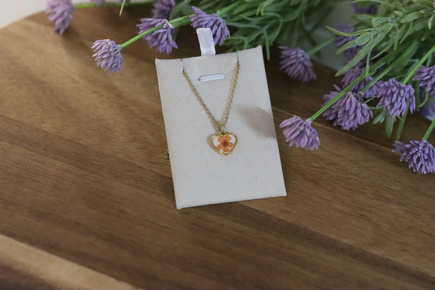 Goldene Kette mit Herzanhänger und orangener Blüte | handgemacht