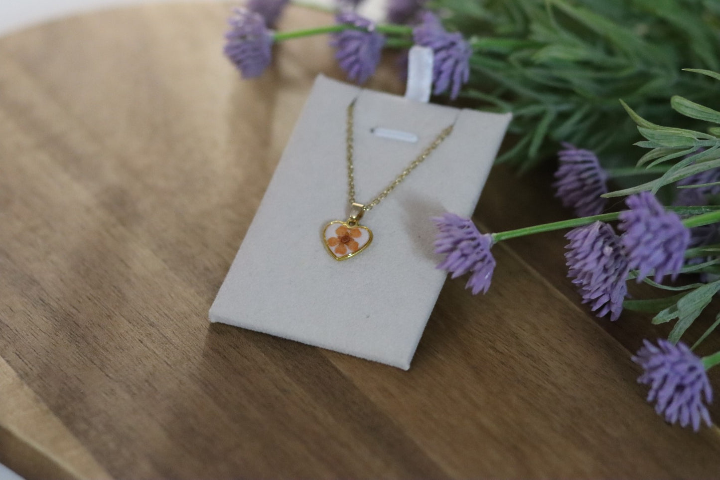Goldene Kette mit Herzanhänger und orangener Blüte | handgemacht