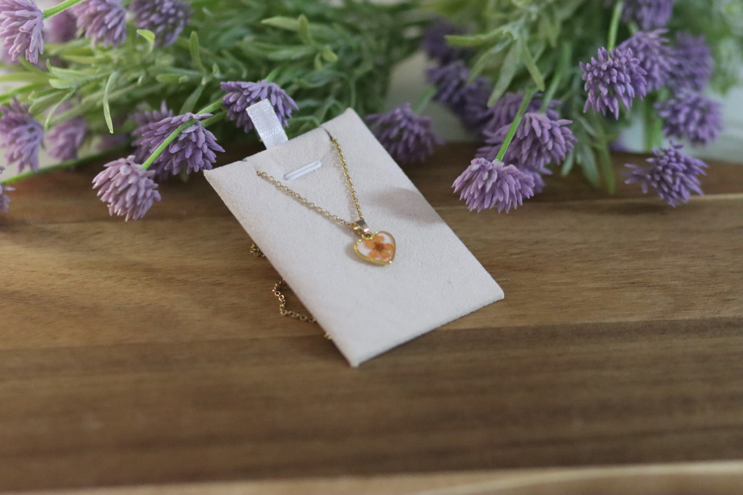 Goldene Kette mit Herzanhänger und orangener Blüte | handgemacht