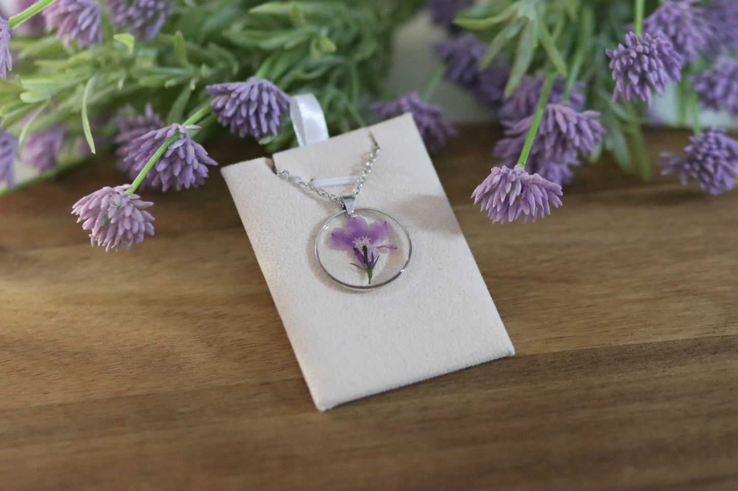 Kette mit echter Blüte | runder Anhänger | handgemacht