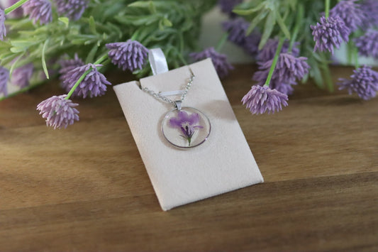 Kette mit echter Blüte | runder Anhänger | handgemacht