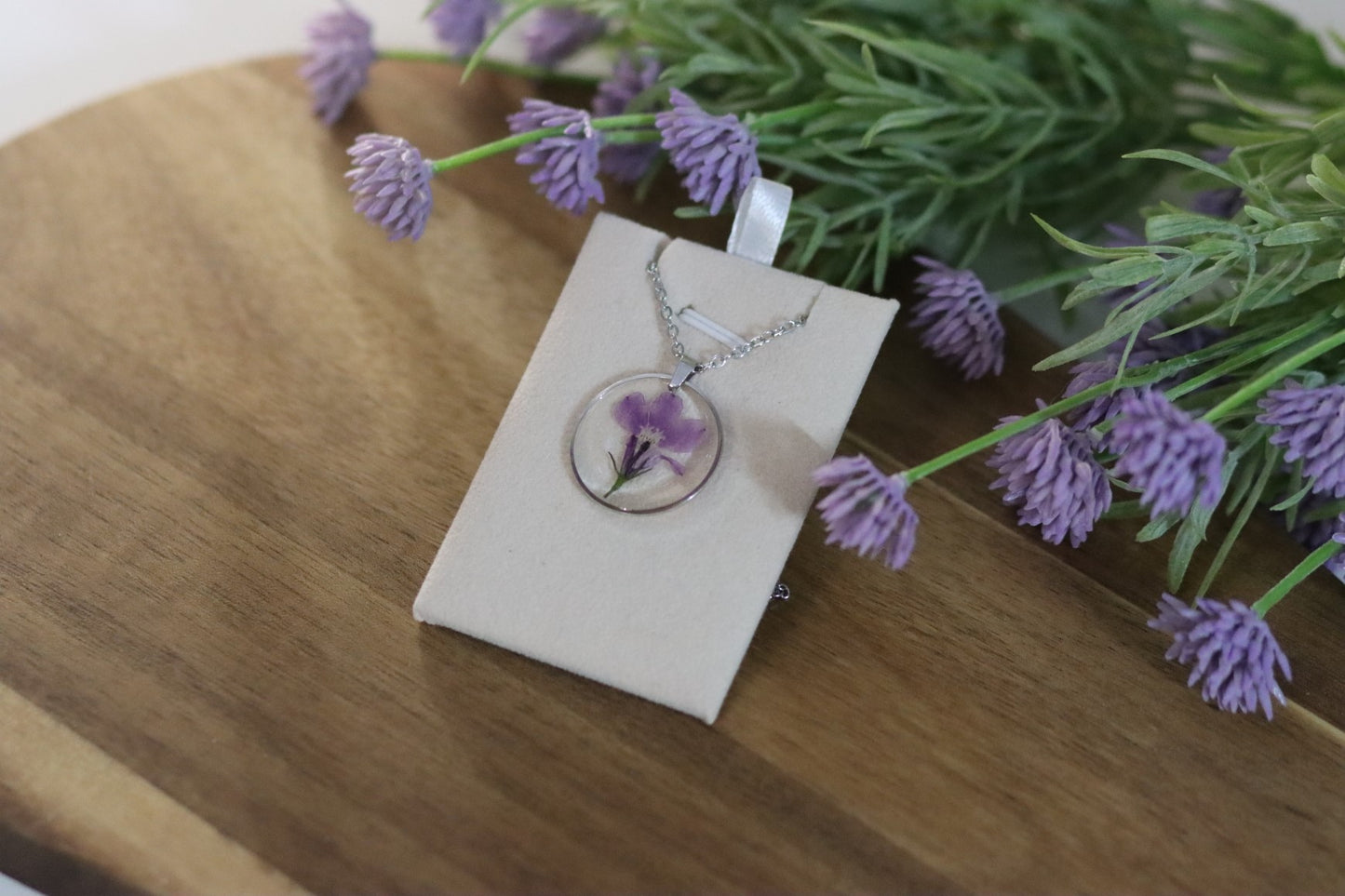 Kette mit echter Blüte | runder Anhänger | handgemacht