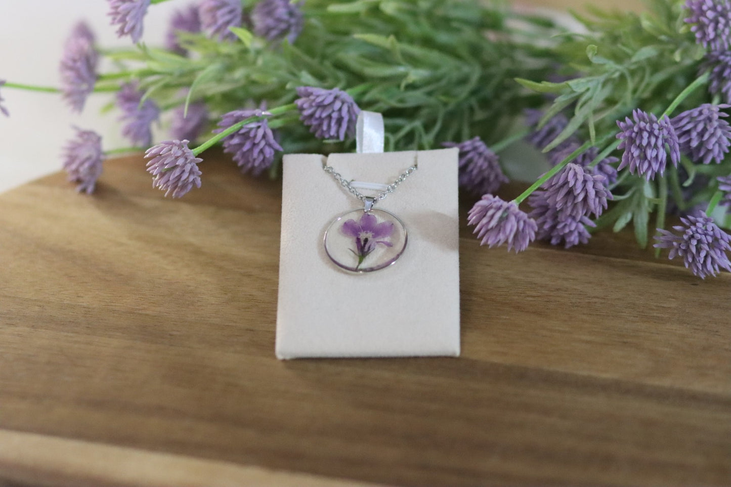 Kette mit echter Blüte | runder Anhänger | handgemacht