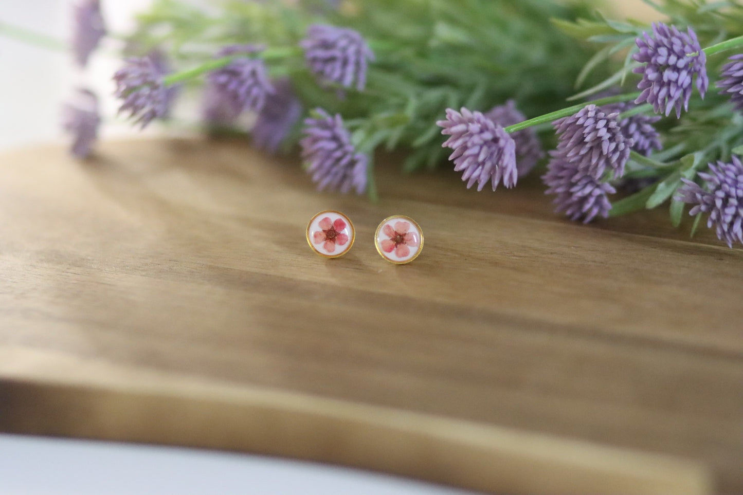 Ohrstecker mit rosa Blüte | weißer Hintergrund | goldfarbener Modeschmuck