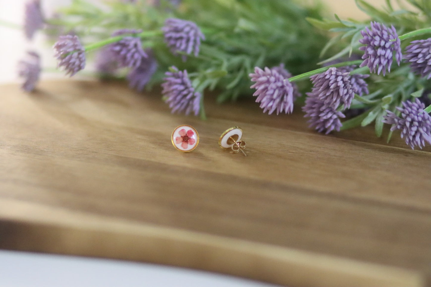 Ohrstecker mit rosa Blüte | weißer Hintergrund | goldfarbener Modeschmuck